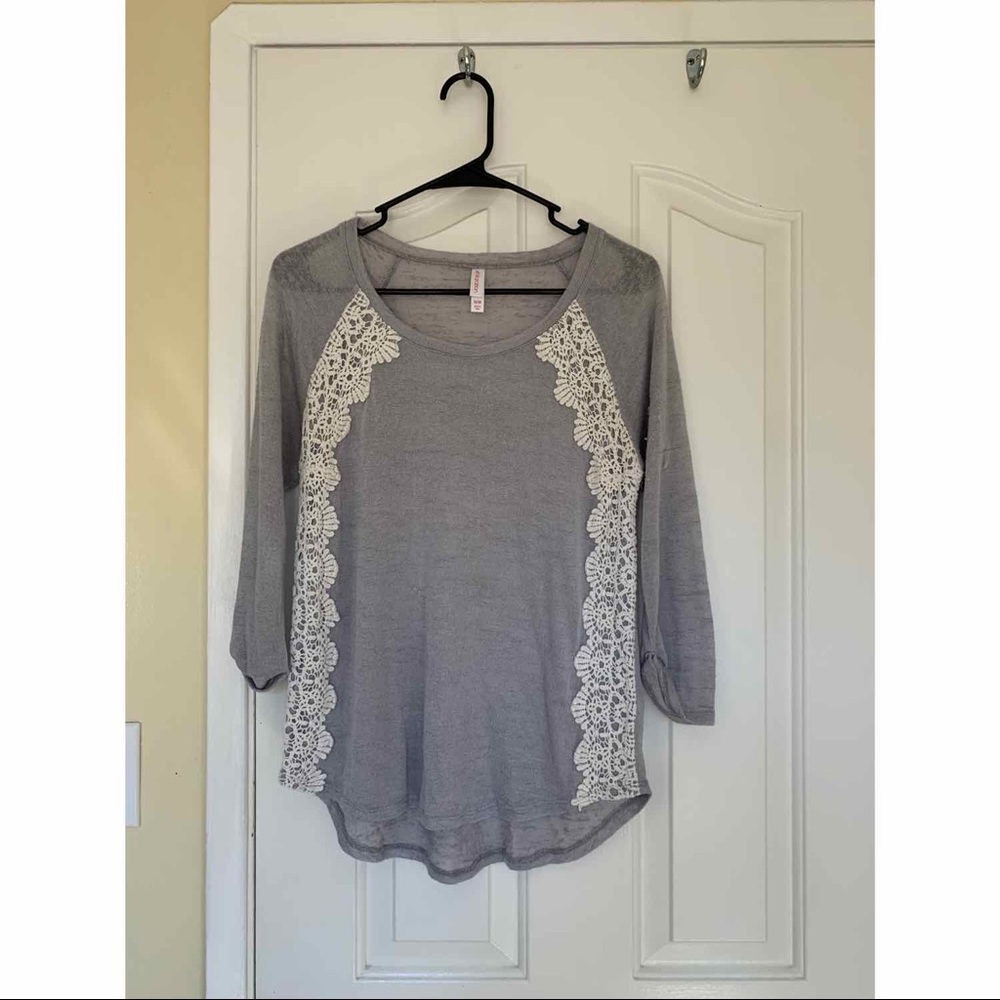 Xhilaration Grey Floral Top in Medium